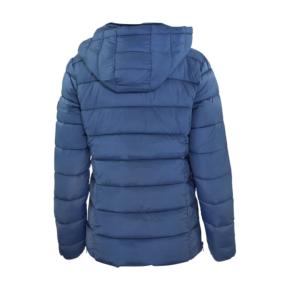 Weibliches Model mit CAMPS BAY Steppjacke in Bering Sea