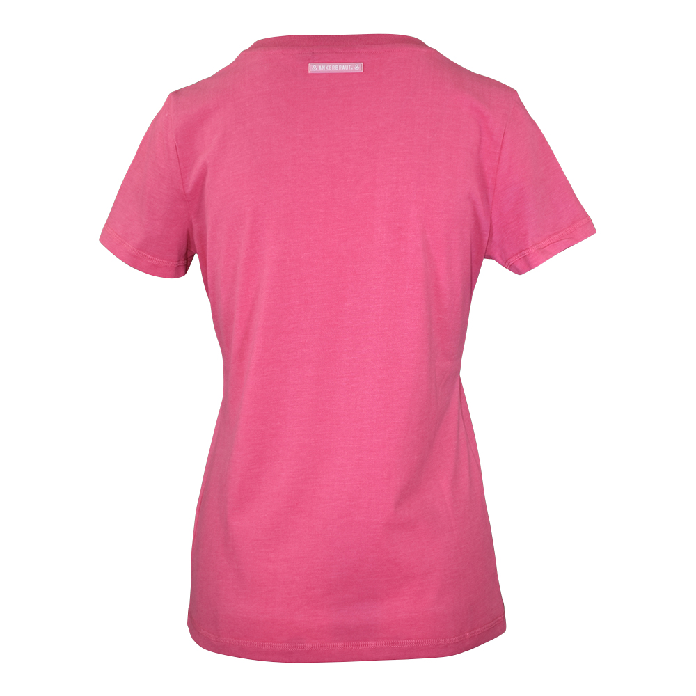 Weibliches Model mit ANKERBRAUT Shirt in Pink Flambé