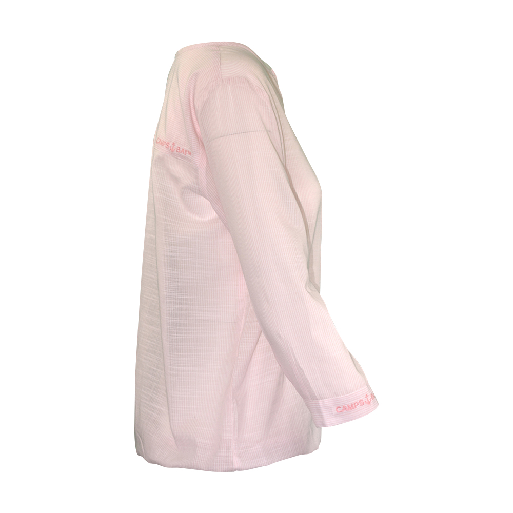 Weibliches Model mit CAMPS BAY Bluse in White-Cradle Pink