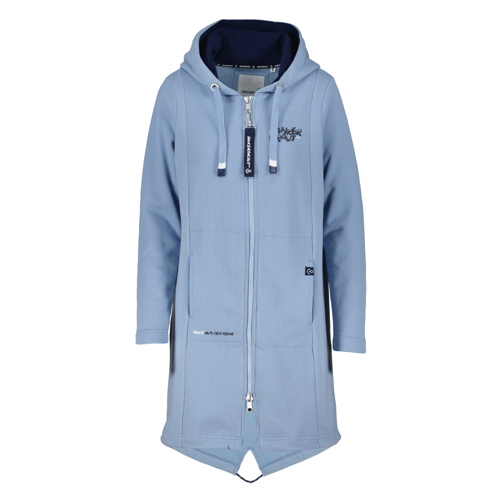 Weibliches Model mit ANKERBRAUT Sweatjacke 