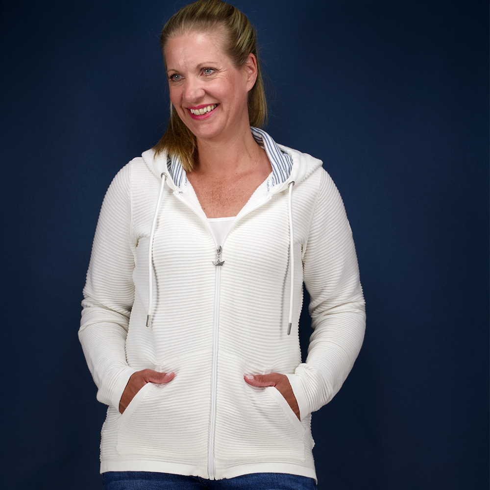 Weibliches Model mit CAMPS BAY Strickjacke in Offwhite