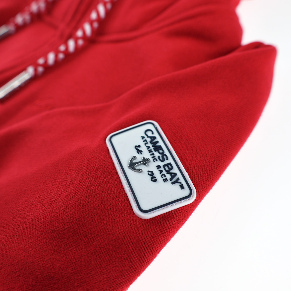 Weibliches Model mit CAMPS BAY Sweatjacke in Savvy Red