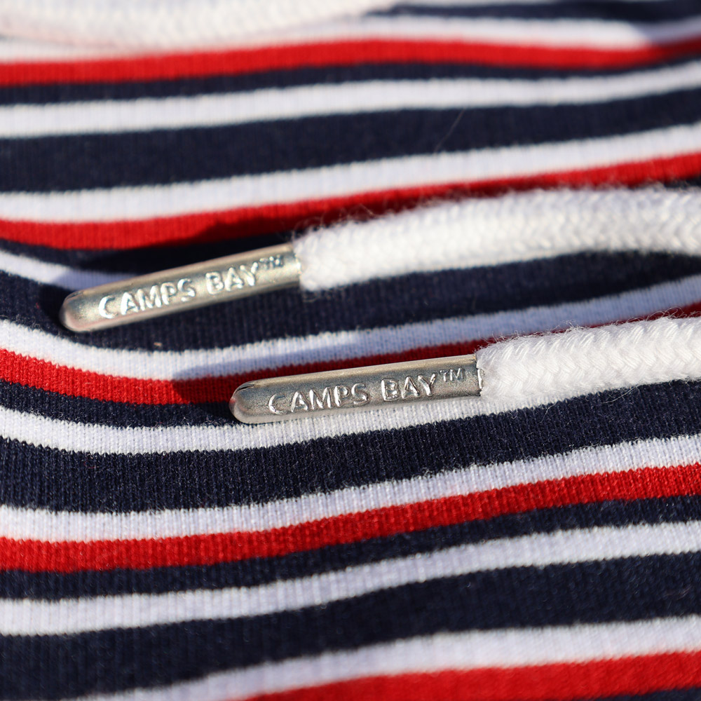 Weibliches Model mit CAMPS BAY Hoodie in Rot gestreift