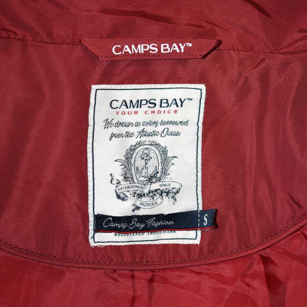 Weibliches Model mit CAMPS BAY Jacke in Burgundy