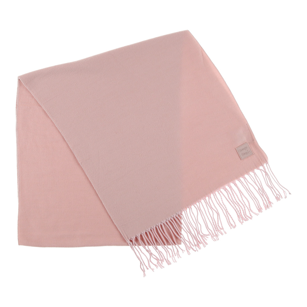 Weibliches Model mit CAMPS BAY Schal in Rose
