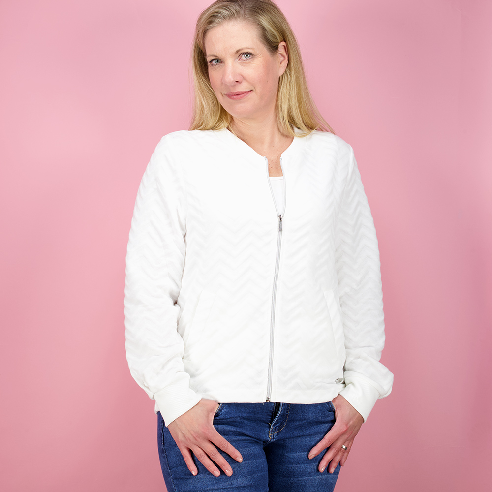 Weibliches Model mit CAMPS BAY Sweatjacke 