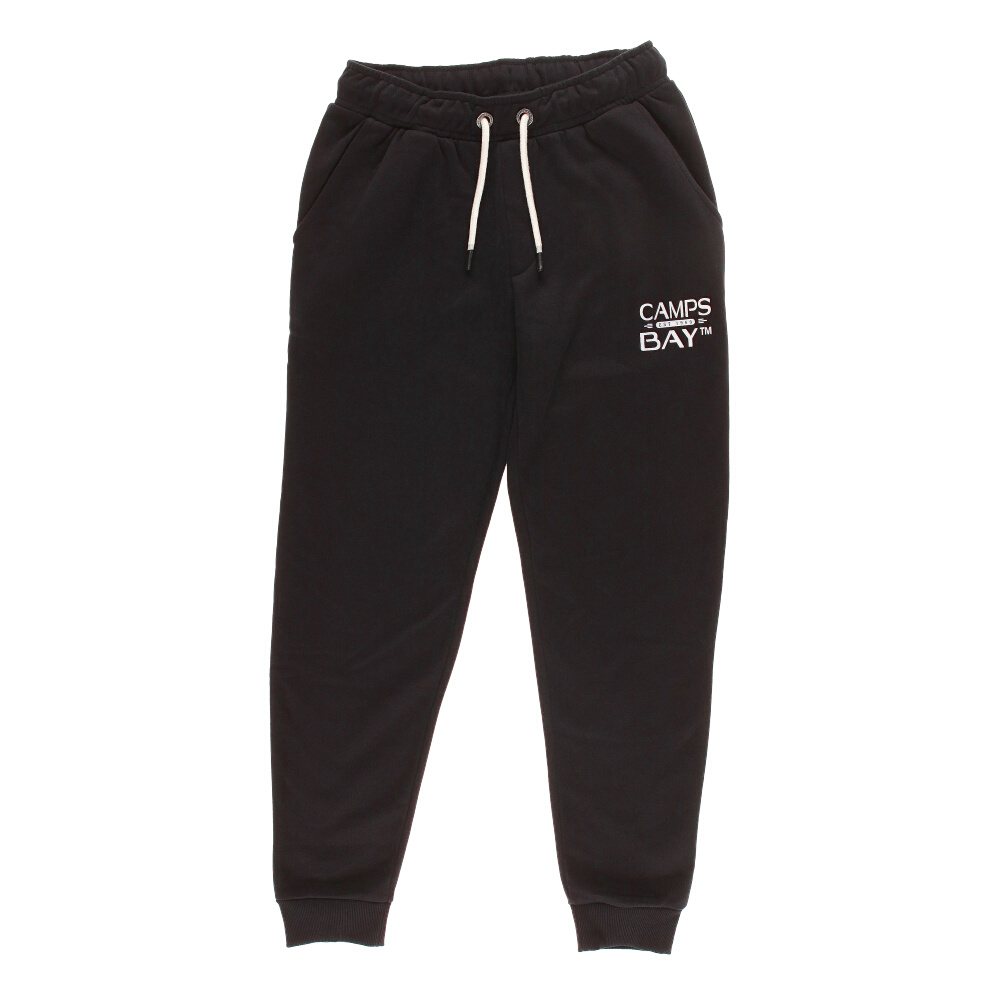 Männliches Model mit CAMPS BAY Sweathose in Schwarz