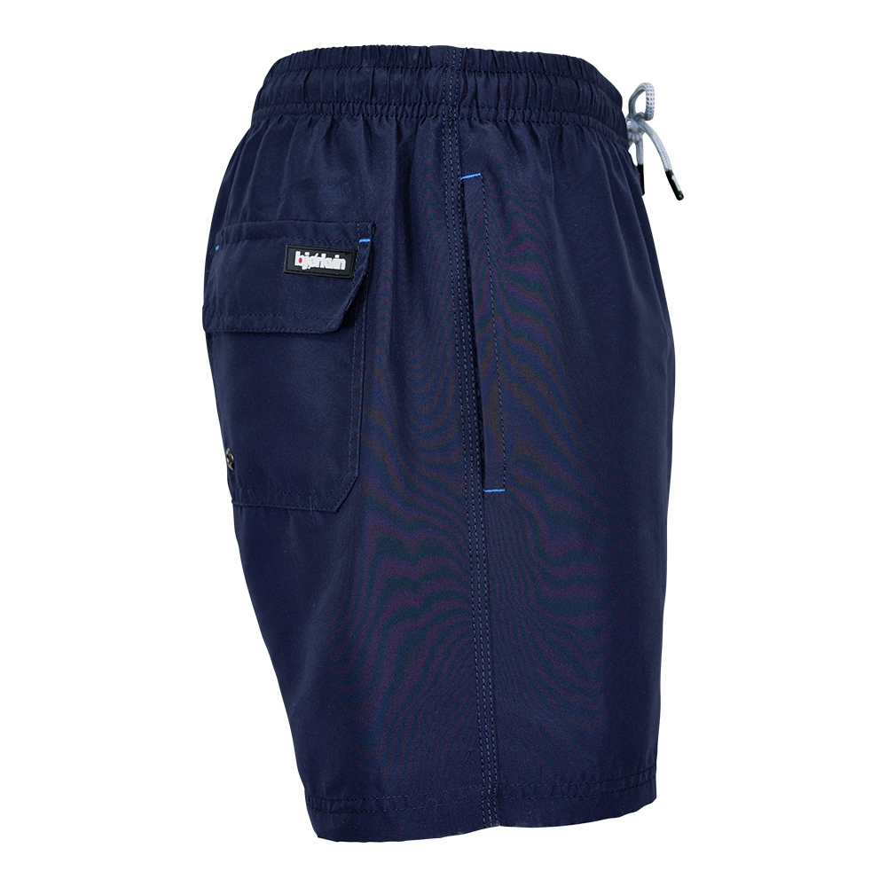 Männliches Model mit Björkvin Badeshorts in Navy