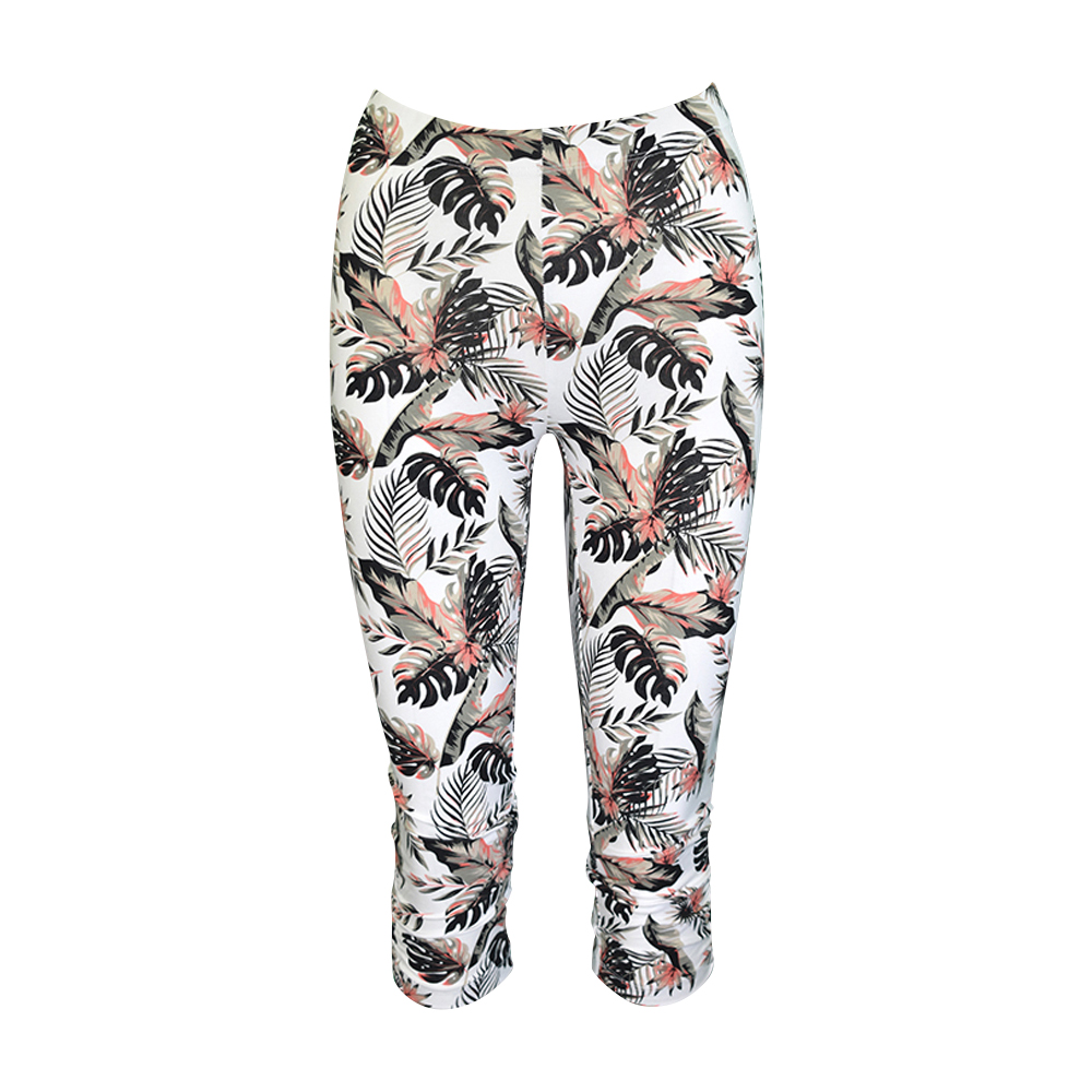 Weibliches Model mit CAMPS BAY Leggins in Fusion Coral