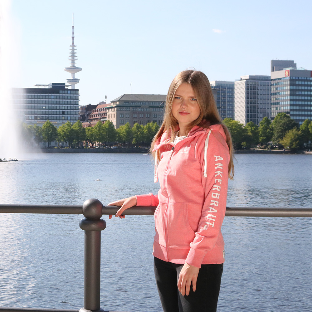 Weibliches Model mit ANKERBRAUT Sweatjacke in Korall Melange