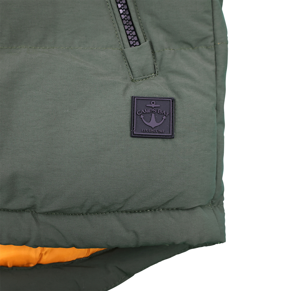 Männliches Model mit CAMPS BAY Westenjacke in Forest Night