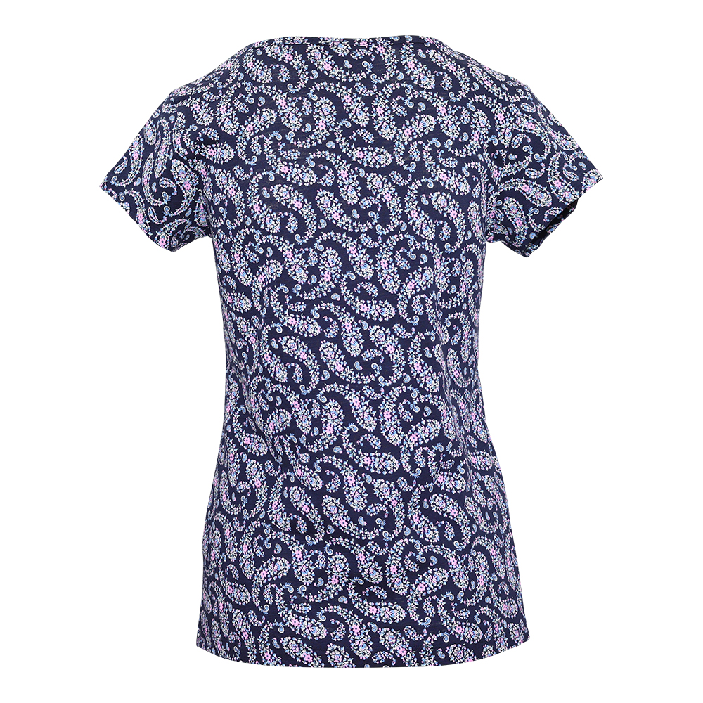 Weibliches Model mit CAMPS BAY T-Shirt in Maritime Blue