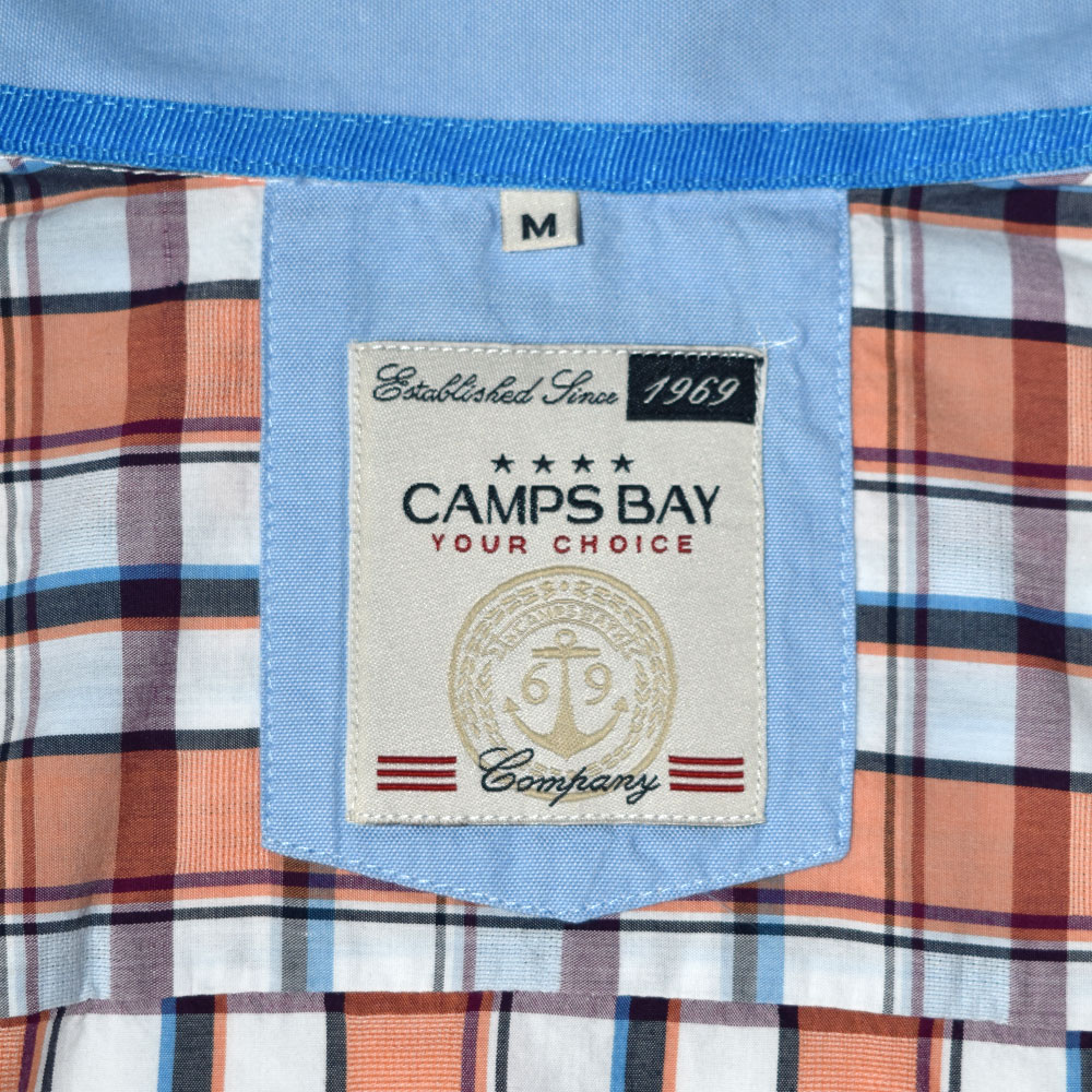 Männliches Model mit CAMPS BAY Kurzarm-Hemd 