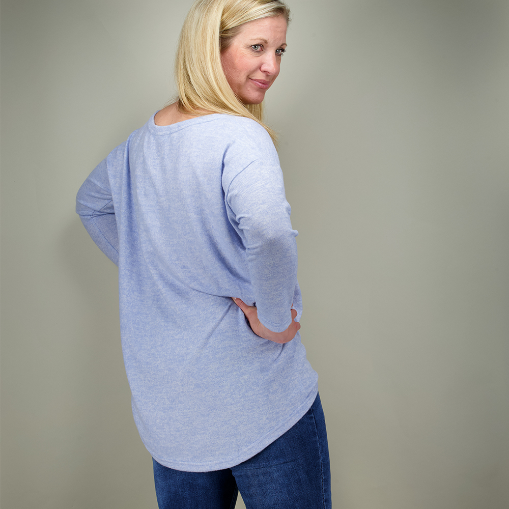 Weibliches Model mit CAMPS BAY Shirt in Soft Blue Marl