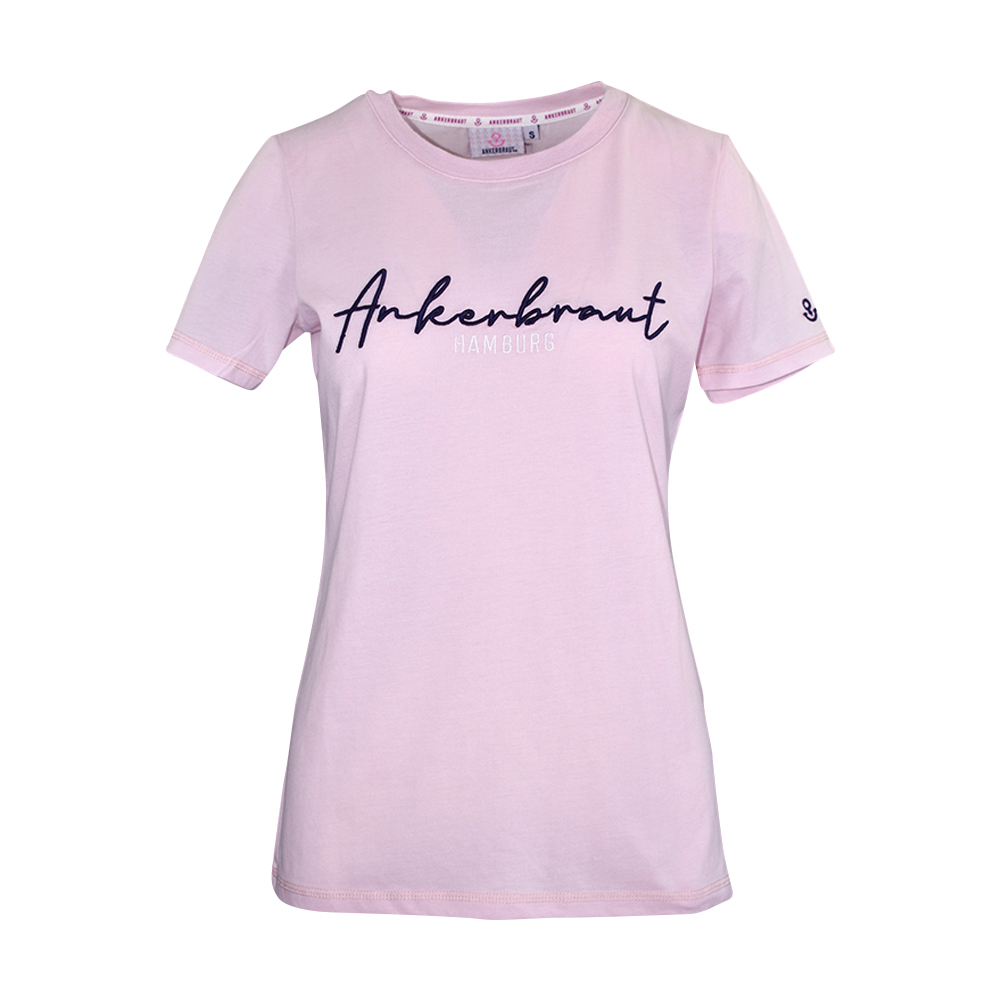 Weibliches Model mit ANKERBRAUT T-Shirt in Cradle Pink