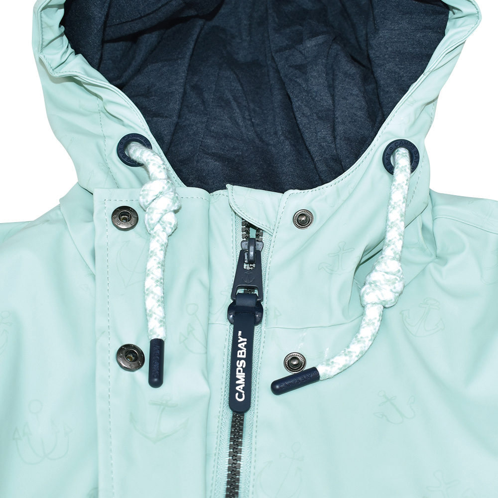 Weibliches Model mit CAMPS BAY Regenjacke in Harbour Grey