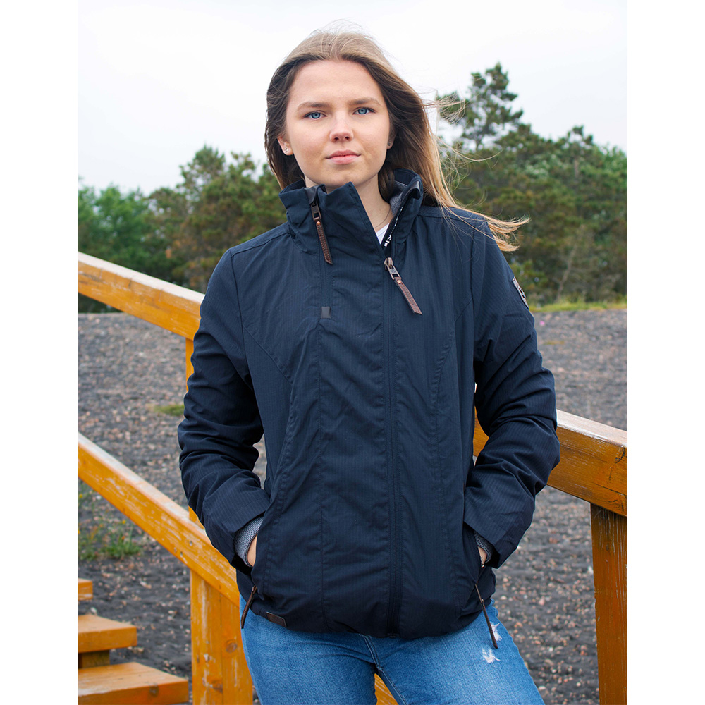 Weibliches Model mit ANKERBRAUT Jacke in Navy
