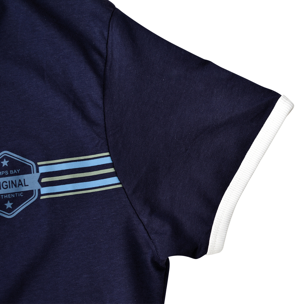 Männliches Model mit CAMPS BAY T-Shirt in Night Sky