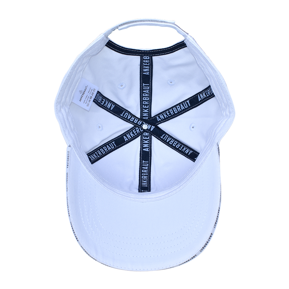 Weibliches Model mit ANKERBRAUT Cap in Weiß