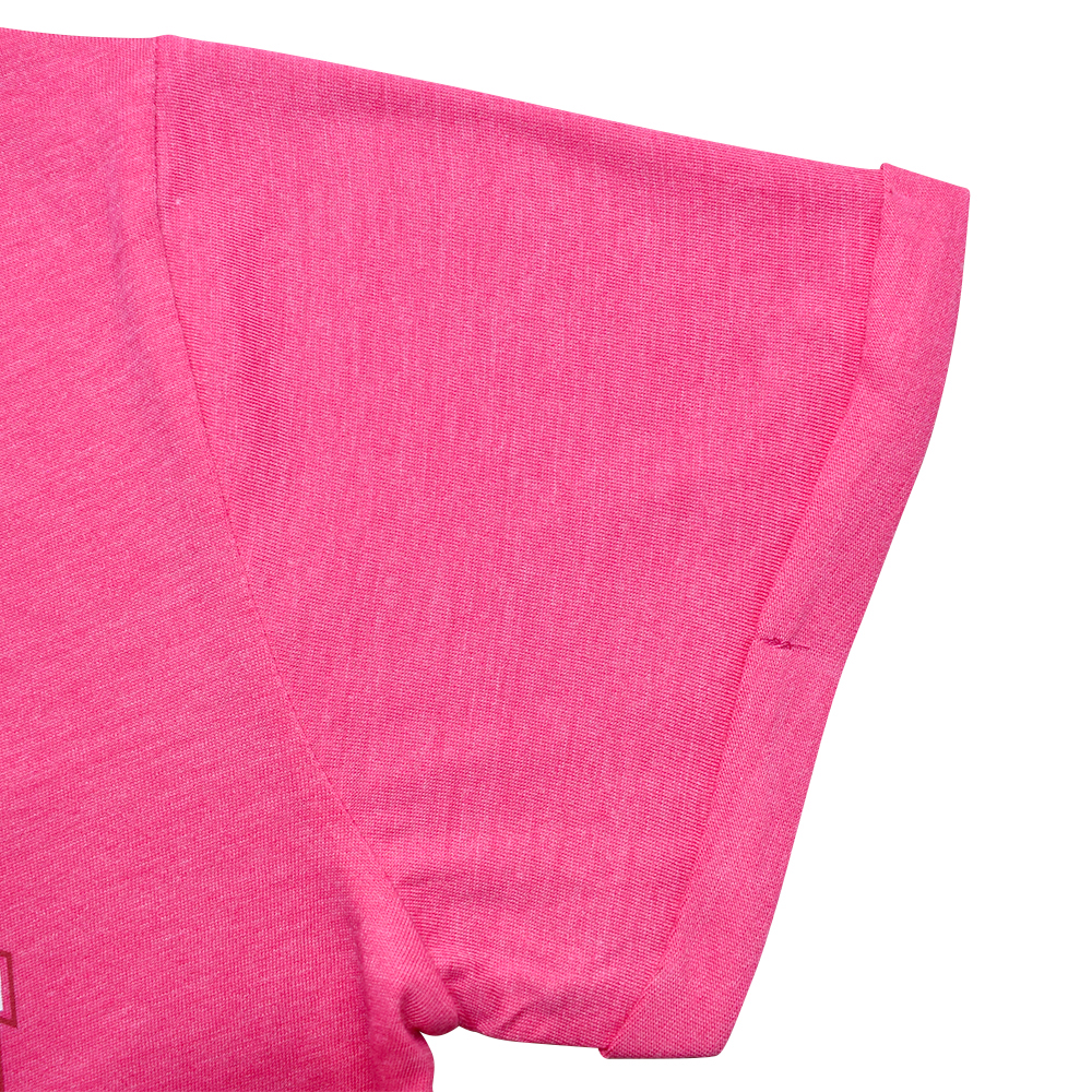 Weibliches Model mit Rock Your Day T-Shirt-Kleid in Pink Flambé Melange