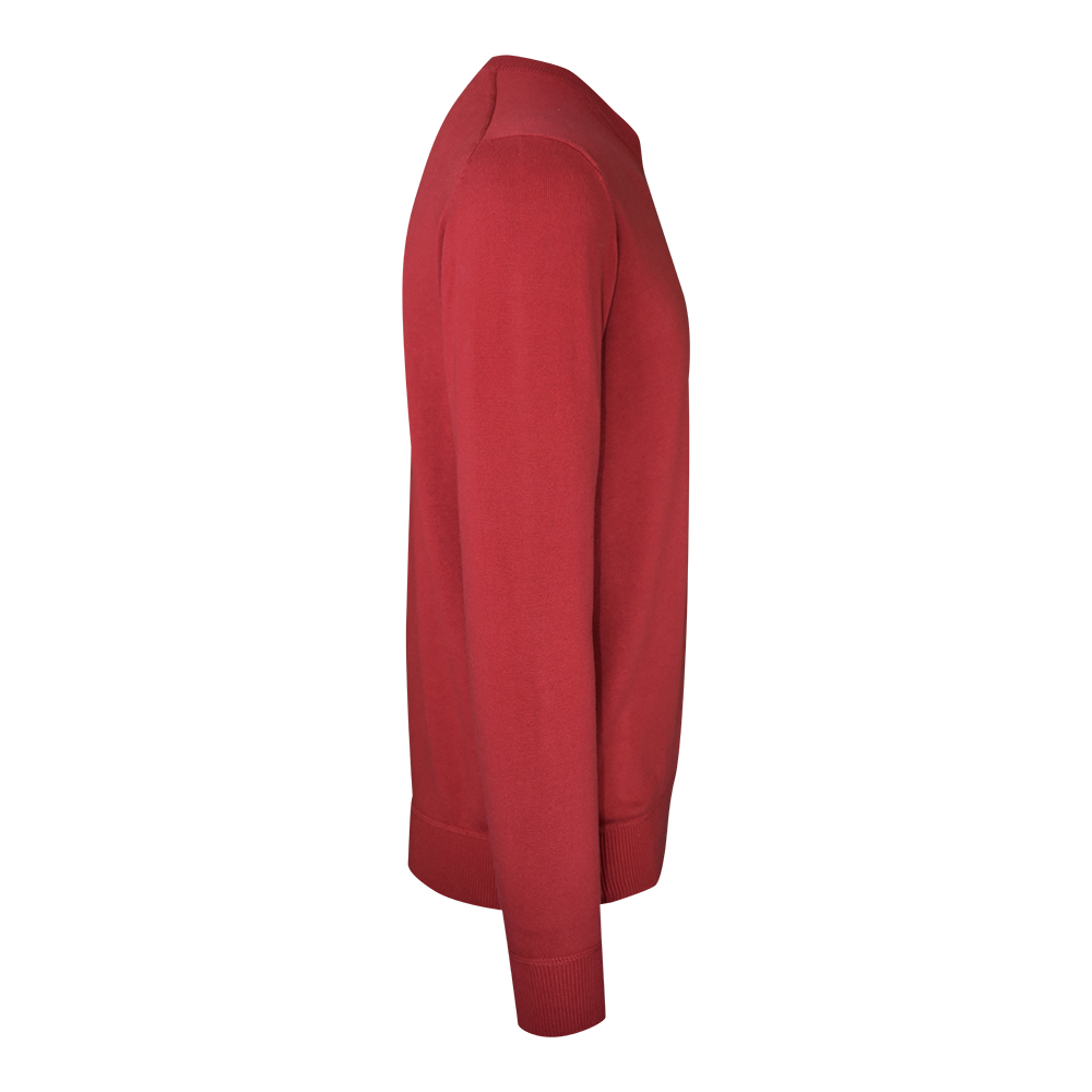 Männliches Model mit CAMPS BAY Pullover in Red
