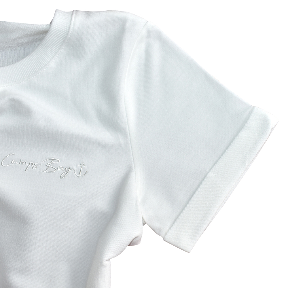 Weibliches Model mit CAMPS BAY Strandkleid in Cloud Dancer Offwhite