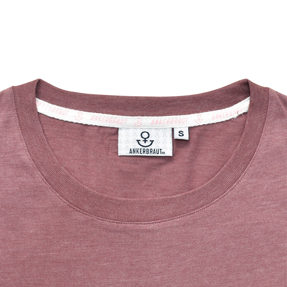 Weibliches Model mit ANKERBRAUT Shirt in Rose Brown