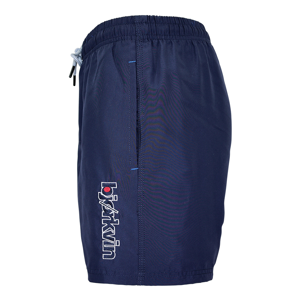 Männliches Model mit Björkvin Badeshorts in Navy