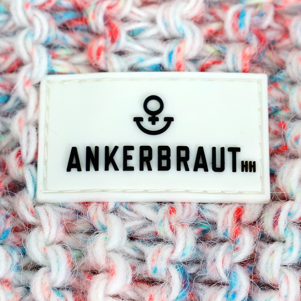 Weibliches Model mit ANKERBRAUT Loop-Schal in Offwhite