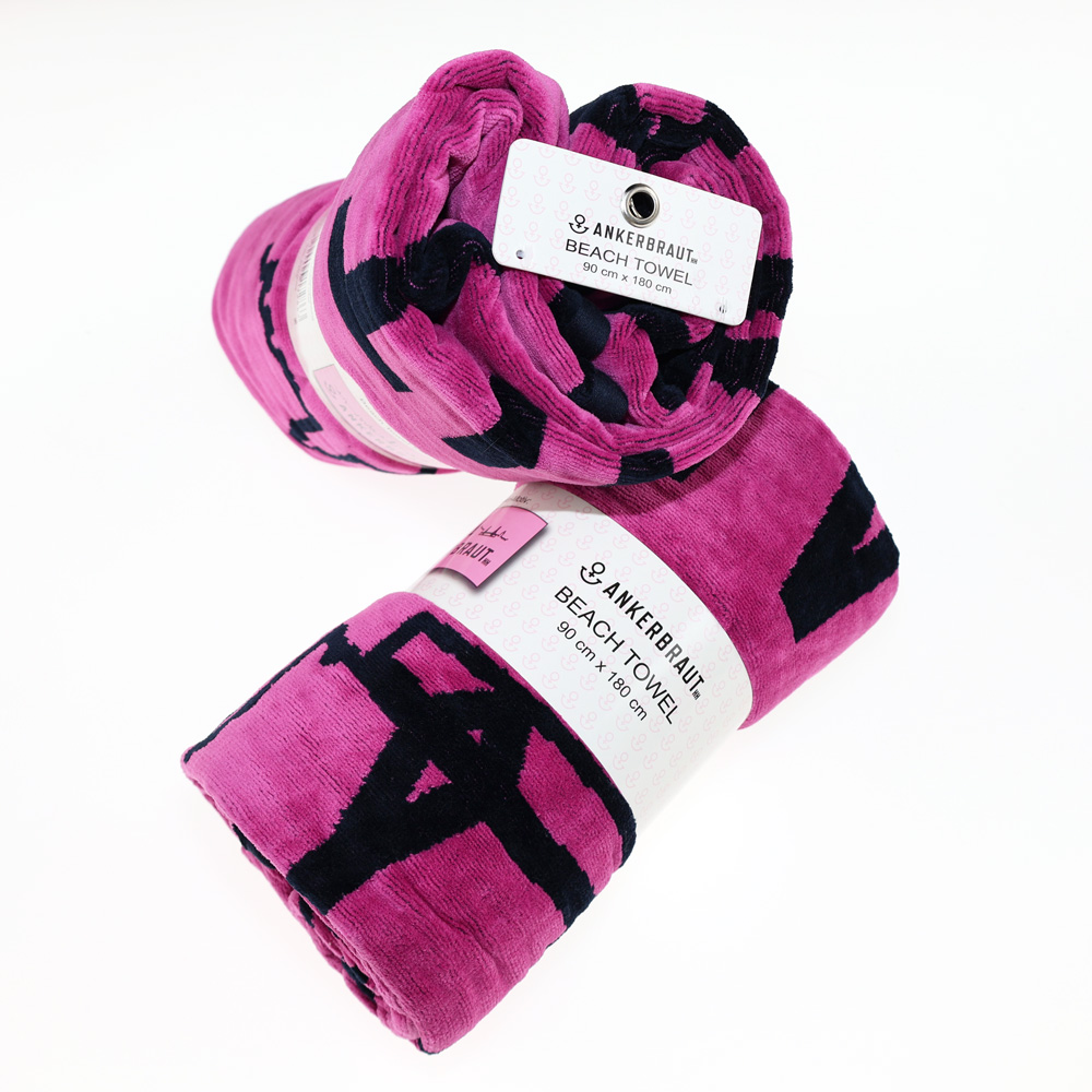 Weibliches Model mit ANKERBRAUT Badelaken in Pink