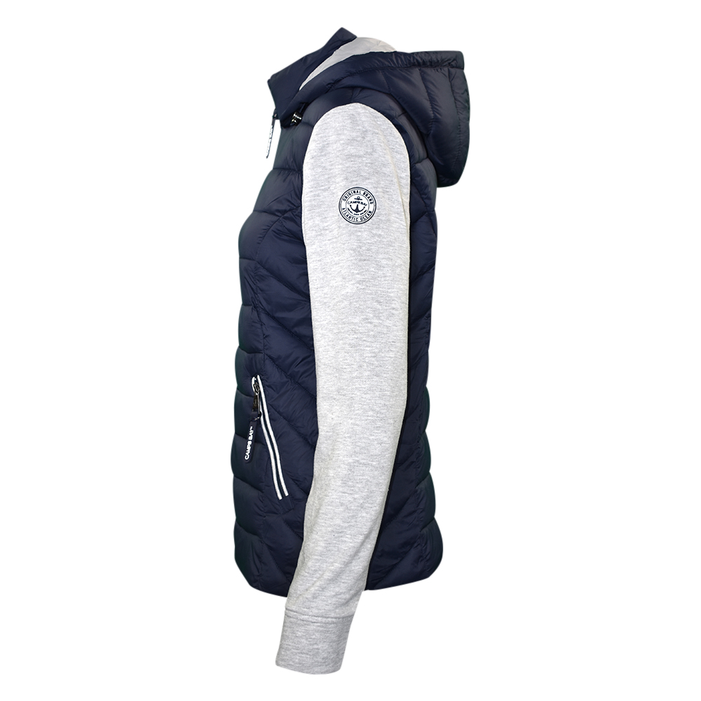 Weibliches Model mit CAMPS BAY Jacke in Night Sky