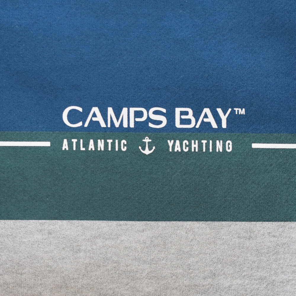 Männliches Model mit CAMPS BAY Hoodie in Silver Melange