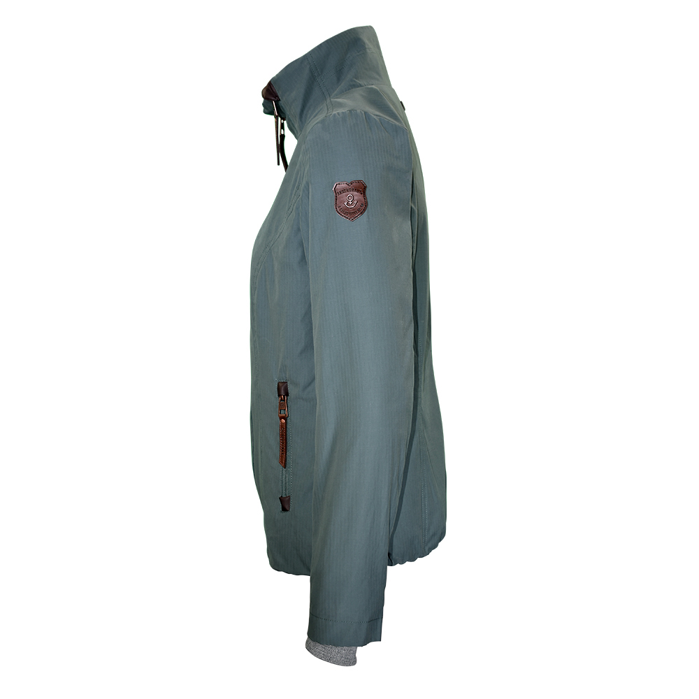 Weibliches Model mit ANKERBRAUT Jacke in Petrol