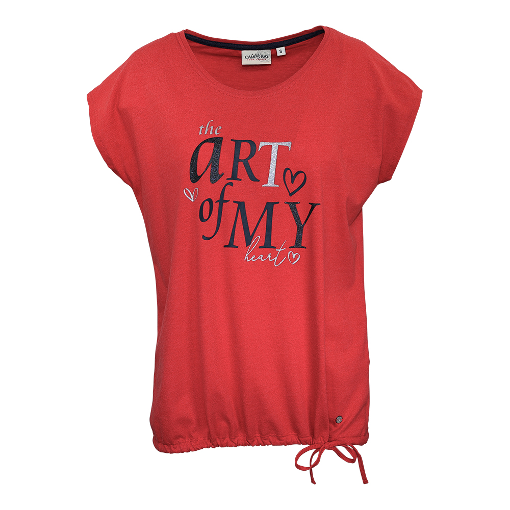 Weibliches Model mit CAMPS BAY T-Shirt in Savvy Red Melange