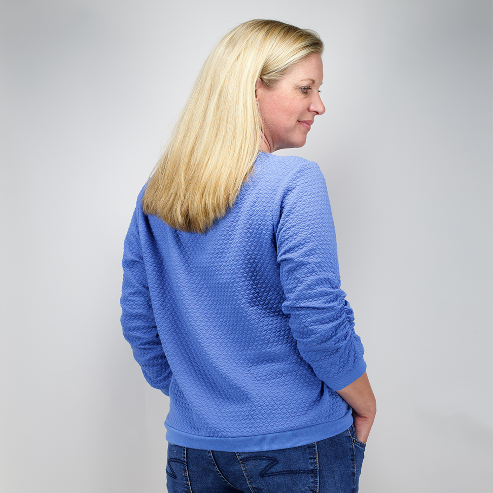 Weibliches Model mit CAMPS BAY Shirt in Blue