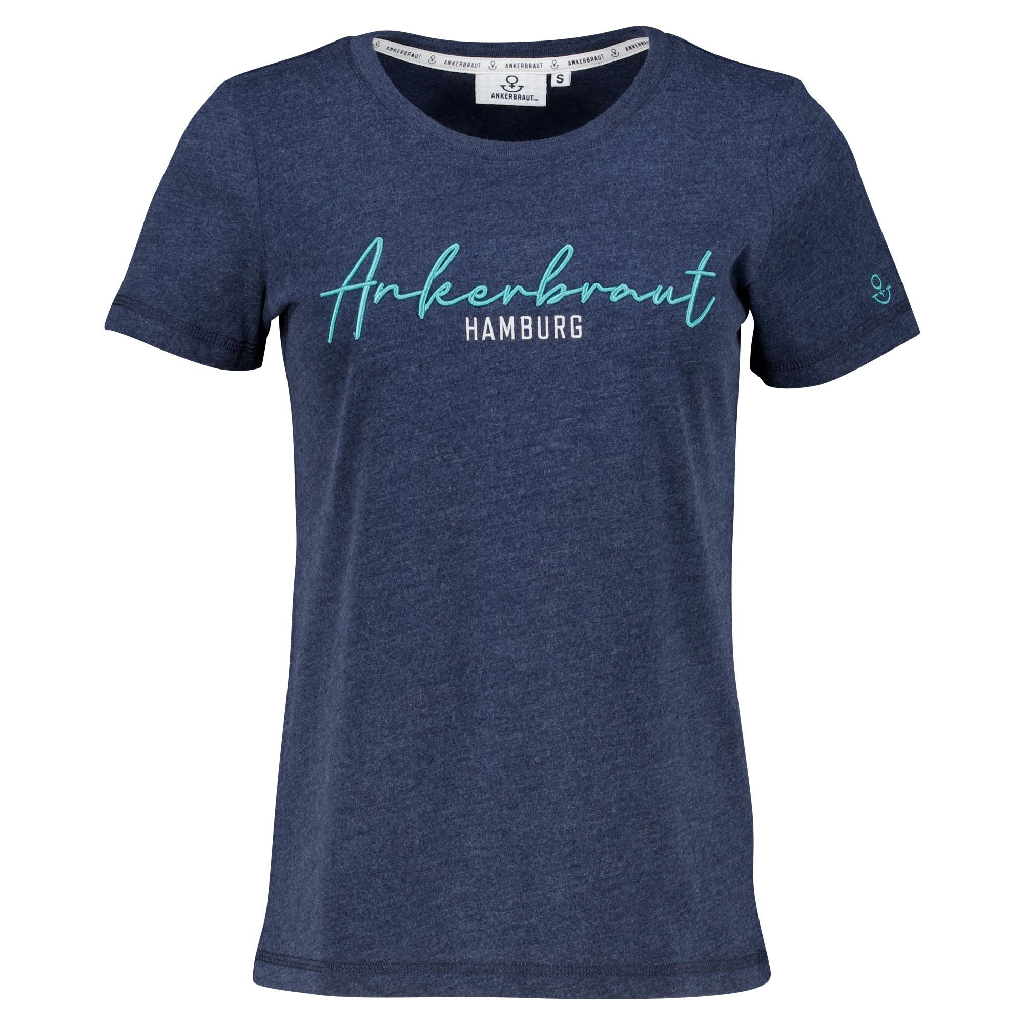 Weibliches Model mit ANKERBRAUT T-Shirt in Dark Sapphire