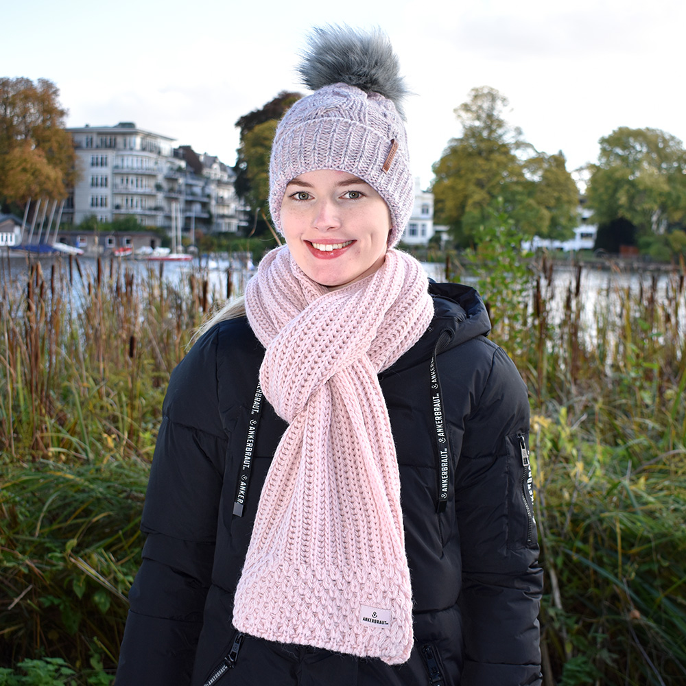 Weibliches Model mit ANKERBRAUT Mütze in Rose