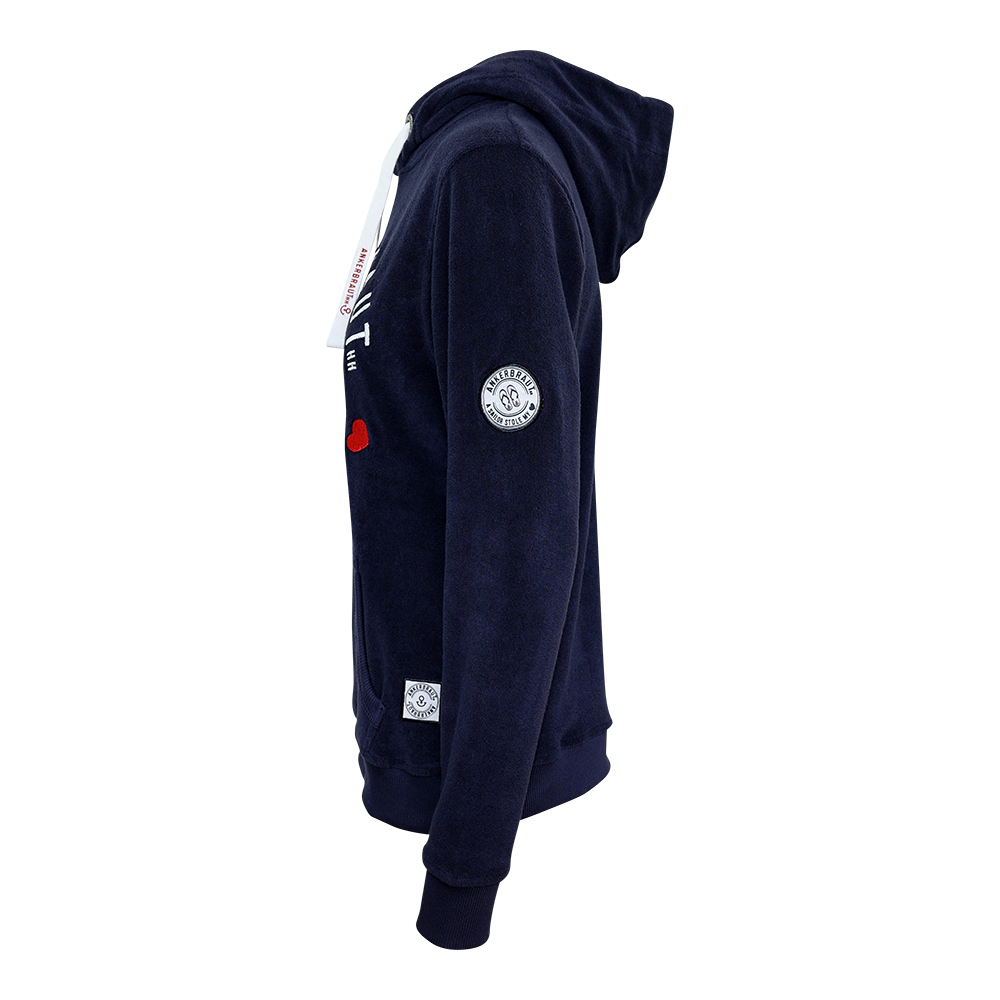 Weibliches Model mit ANKERBRAUT Frottee-Hoodie in Night Sky
