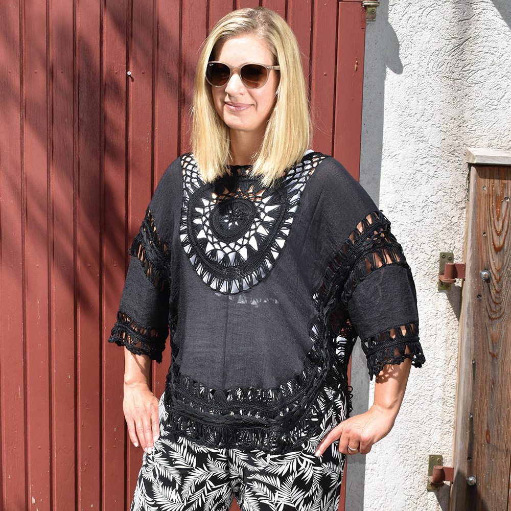 Weibliches Model mit CAMPS BAY Bluse in Schwarz