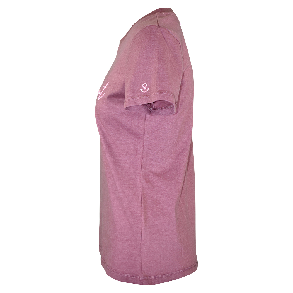 Weibliches Model mit ANKERBRAUT Shirt in Rose Brown