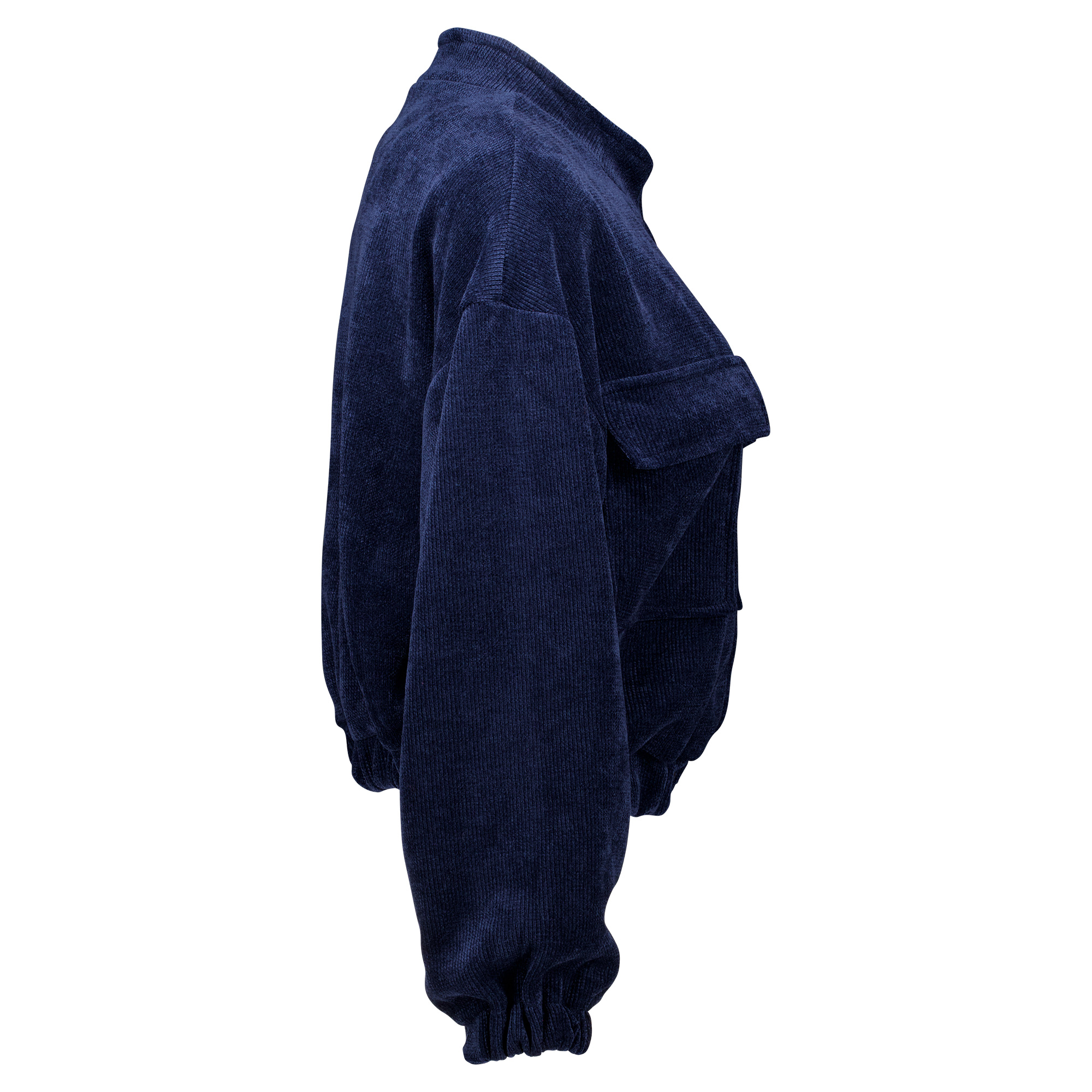 Weibliches Model mit Küstenzauber Jacke in Blue