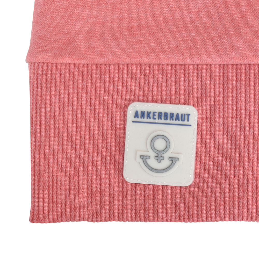 Weibliches Model mit ANKERBRAUT Sweatjacke in Korall Melange