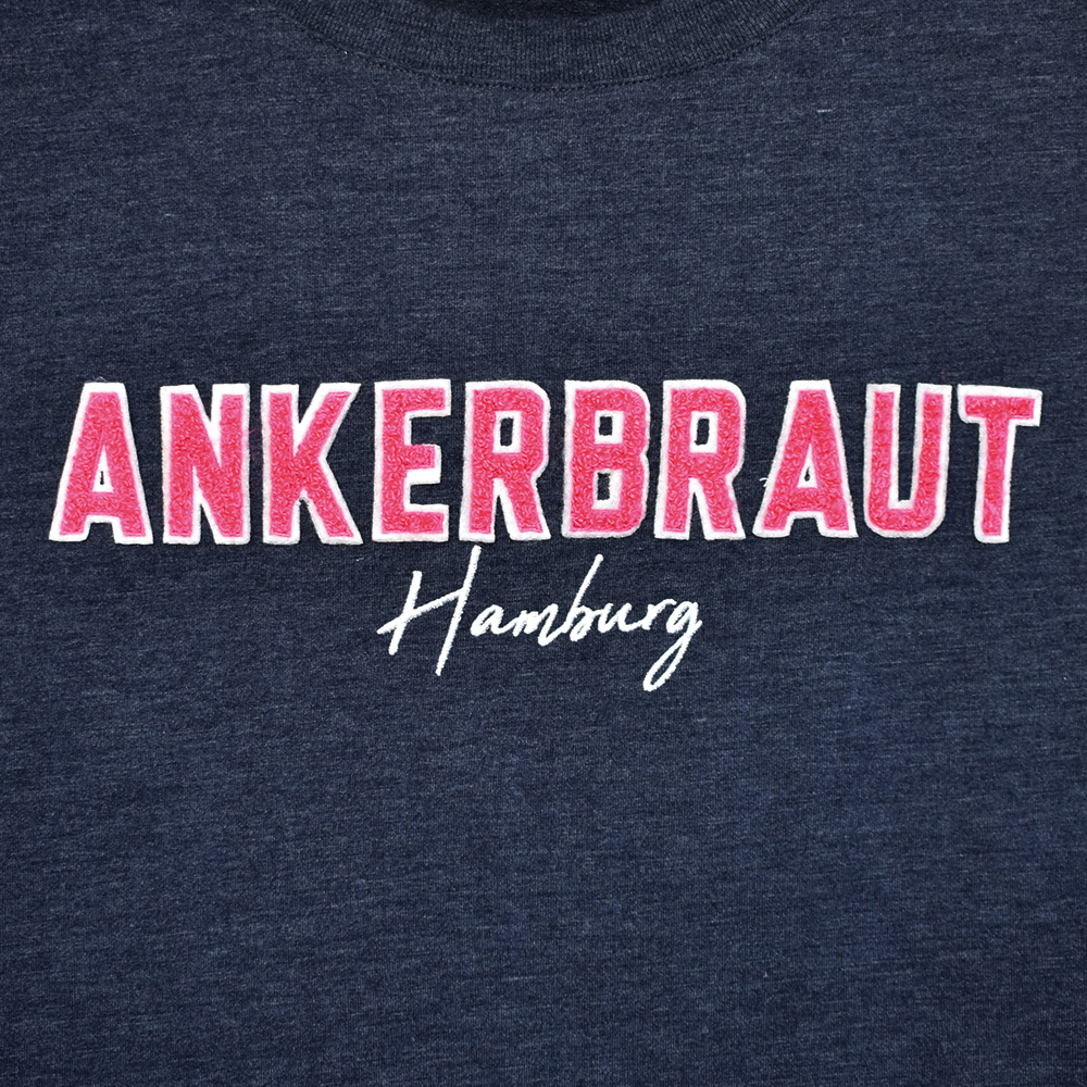 Weibliches Model mit ANKERBRAUT T-Shirt in Night Sky