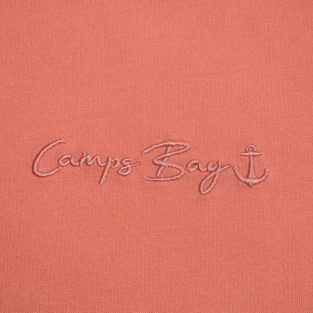 Weibliches Model mit CAMPS BAY Strandkleid in Fusion Coral