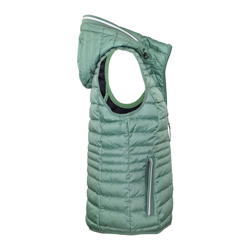 Weibliches Model mit CAMPS BAY Weste in Hedge Green