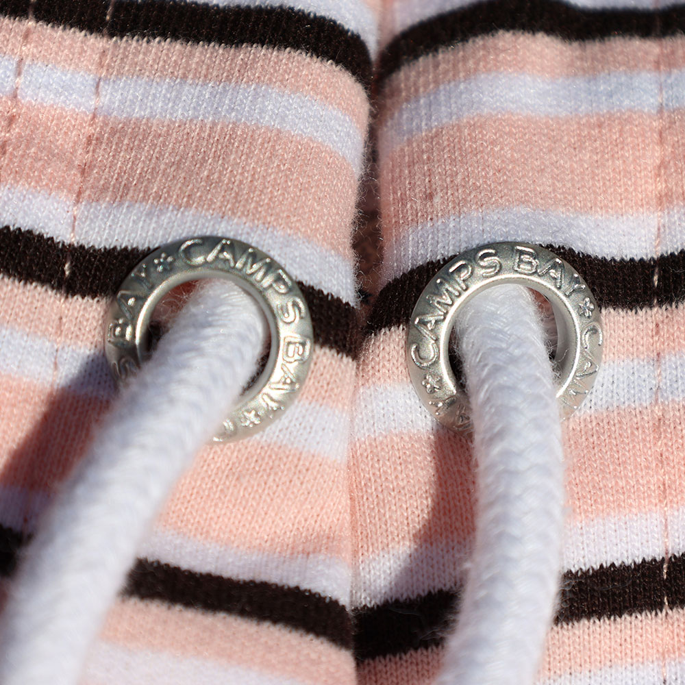 Weibliches Model mit CAMPS BAY Hoodie in Rosa gestreift