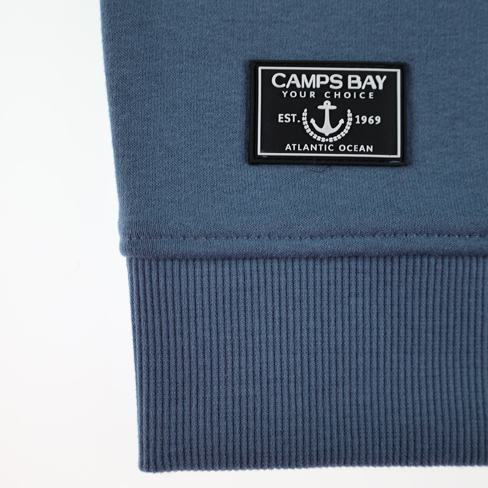 Männliches Model mit CAMPS BAY Hoodie in China Blue