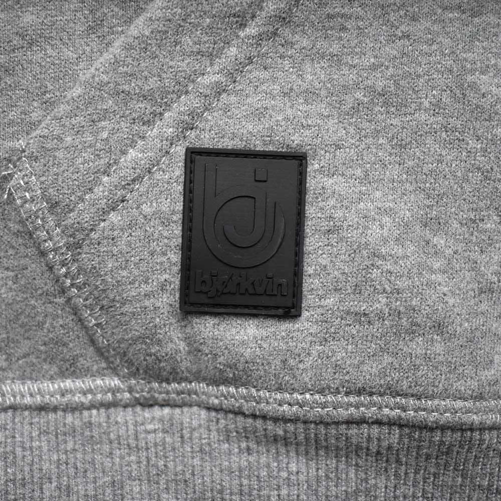 Männliches Model mit Björkvin Hoodie in Silver Melange