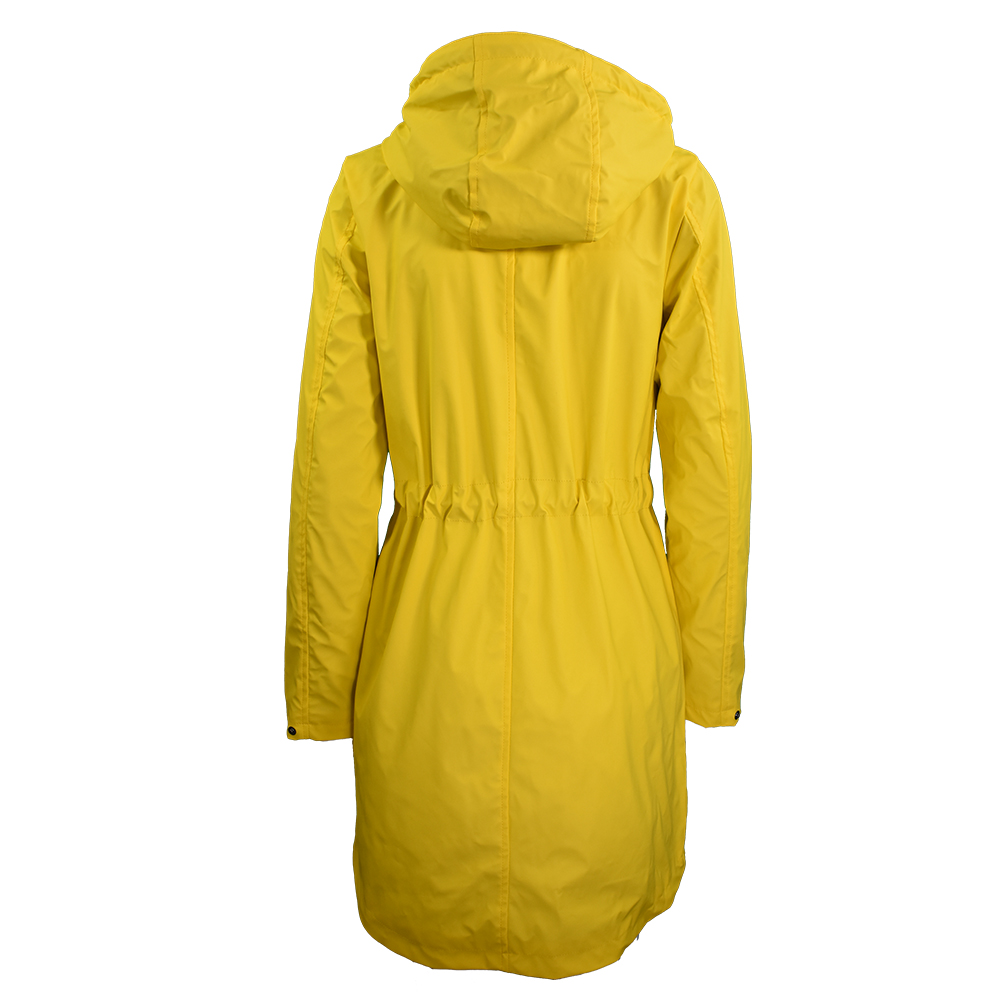 Weibliches Model mit CAMPS BAY Wetterjacke in Lemon Chrome