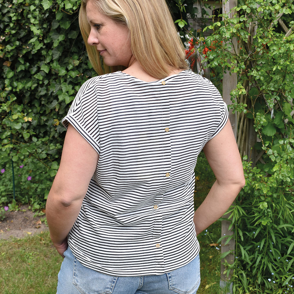 Weibliches Model mit CAMPS BAY Shirt in Navy-Weiß